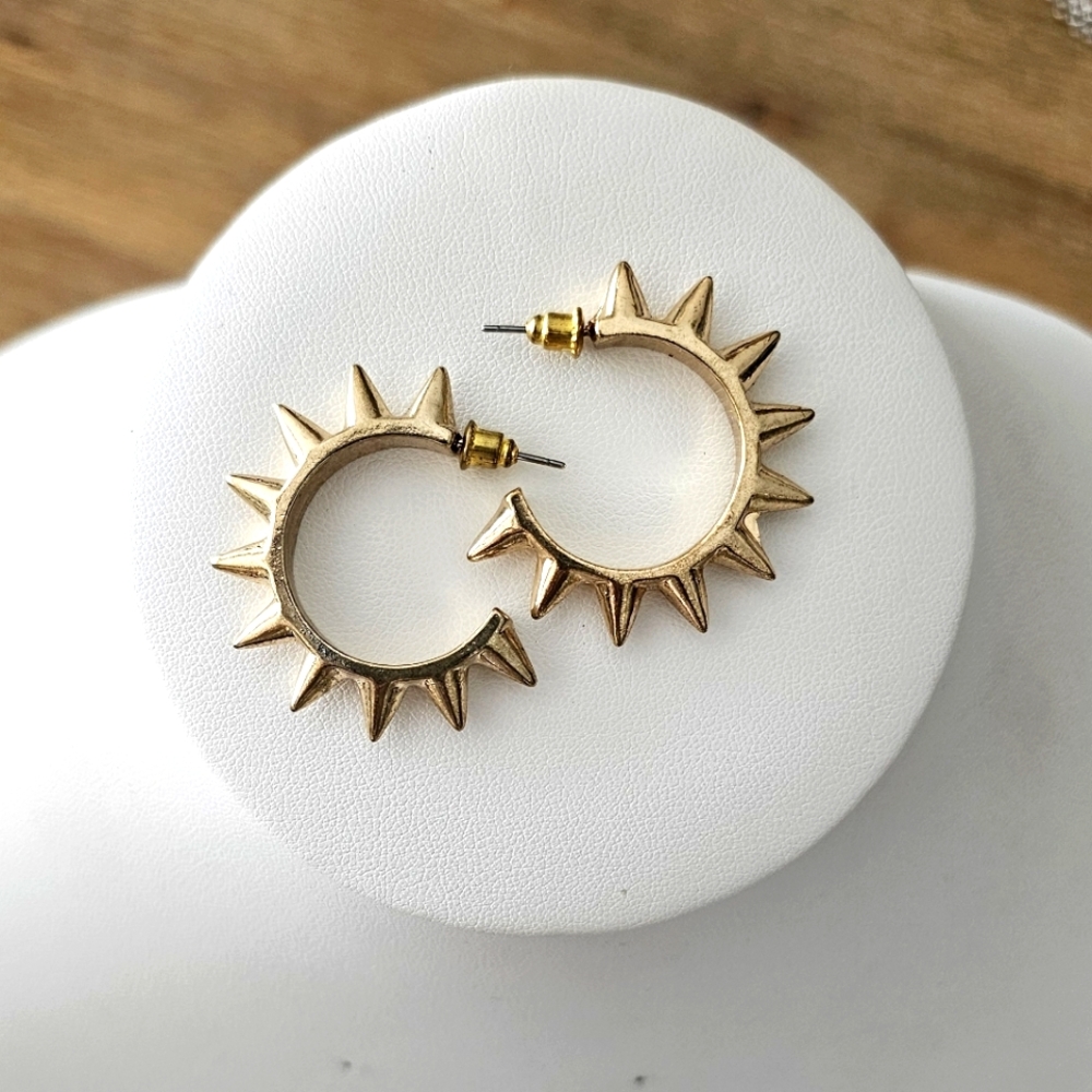 Vintage & Unique Gold Tone Hoop Earrings.